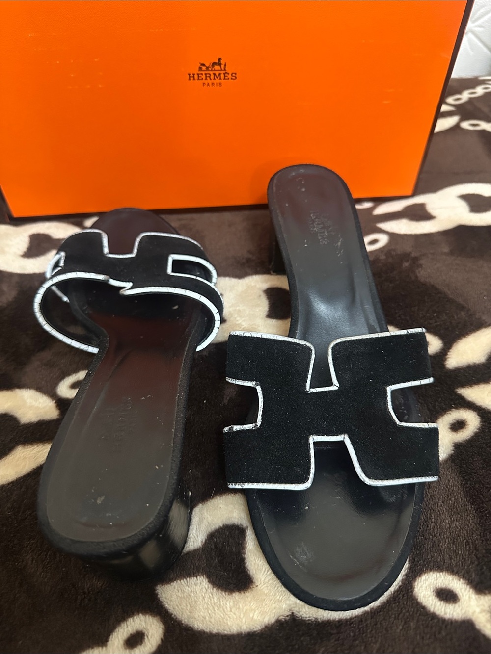 🌺🌺 Hermès Black Suede Oran Slides with White Piping